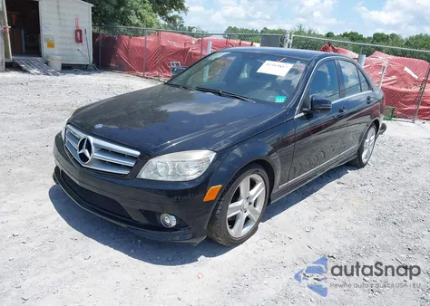 2010 Mercedes-Benz C 300 Luxury/Sport z USA, uszkodzony, nr VIN WDDGF5EB1AR100132